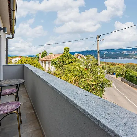 Cozy In Dobrinj, Otok Krk With Kitchen