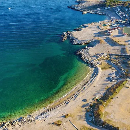 Cozy In Dobrinj, Otok Krk With Kitchen Apartman