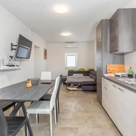 Cozy In Dobrinj, Otok Krk With Kitchen * Polje