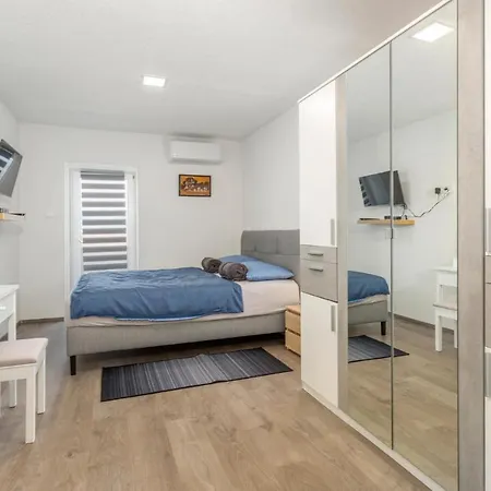 Cozy In Dobrinj, Otok Krk With Kitchen Polje