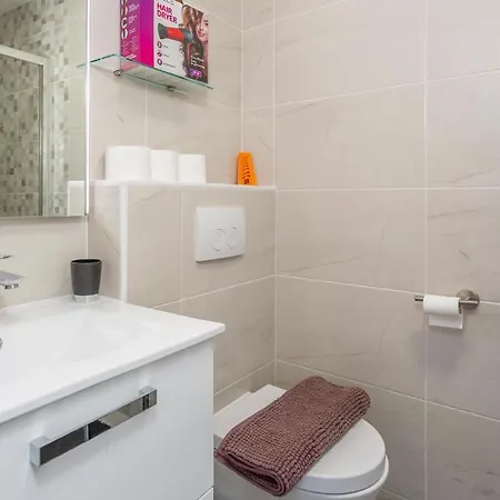 Cozy In Dobrinj, Otok Krk With Kitchen * Polje