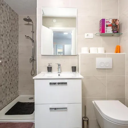 Cozy In Dobrinj, Otok Krk With Kitchen Apartman *